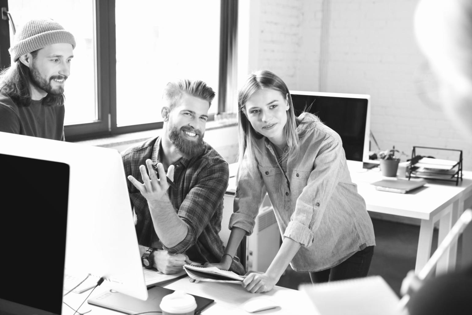 Profesionales revisando estrategias financieras de personal
